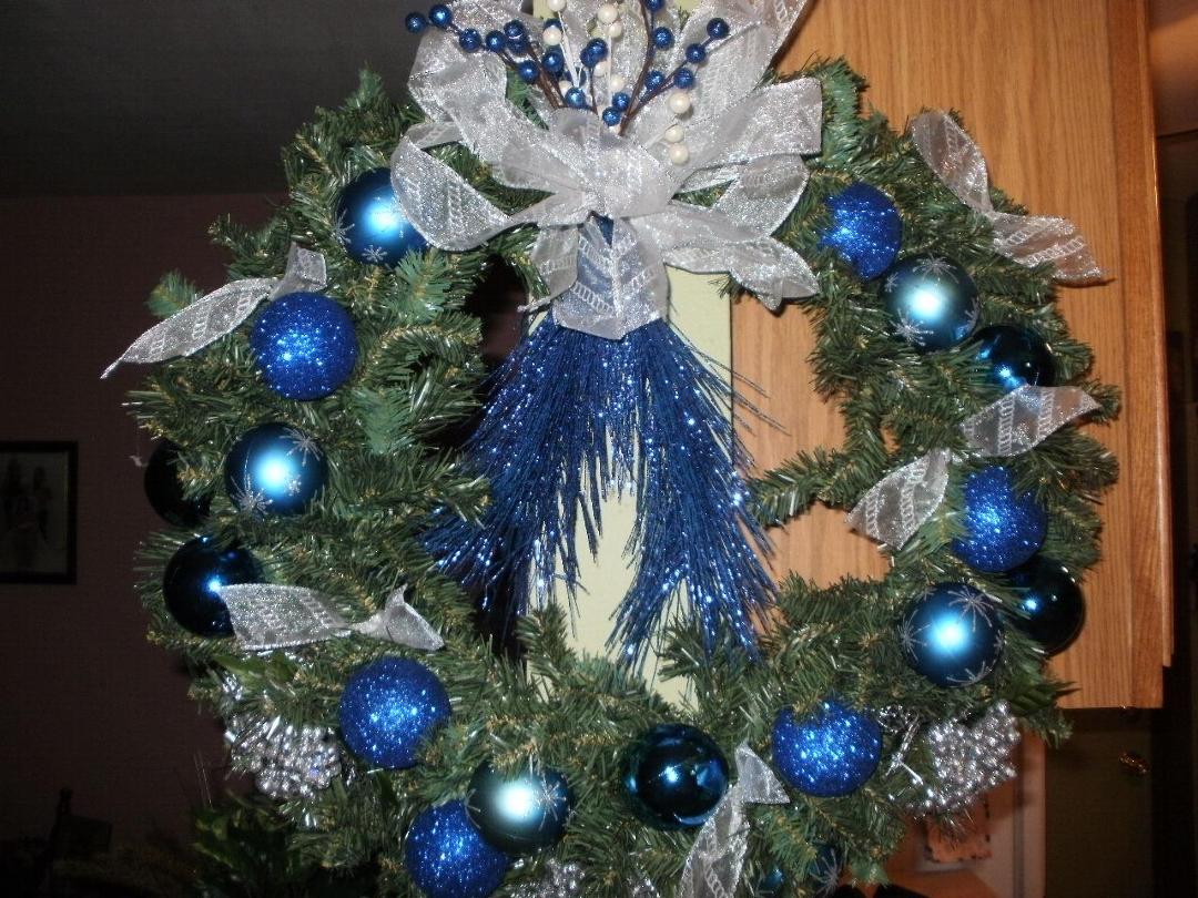 The Christmas wreath I made for my mom last night. I love the "blue"......