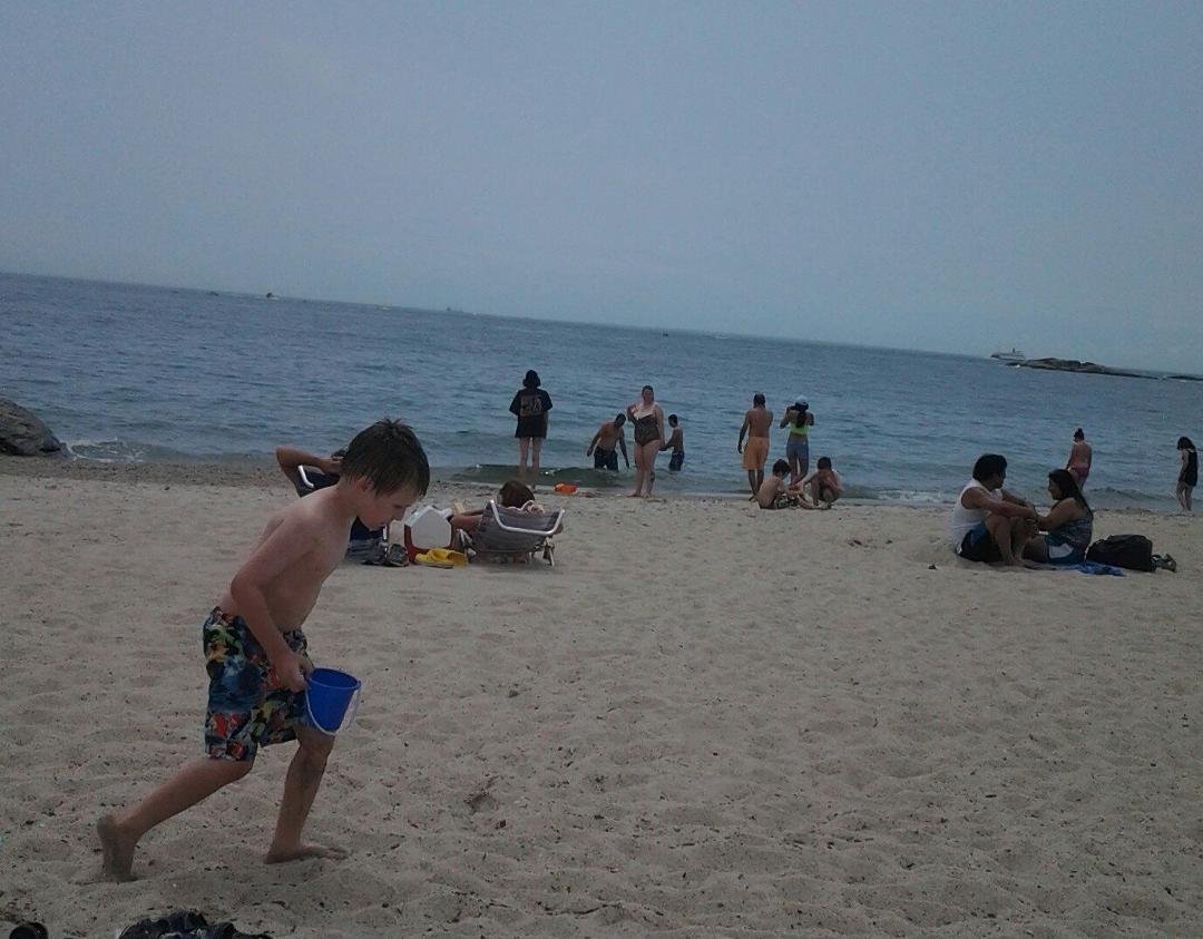 Beautiful day at the beach, how many family members can you find ?