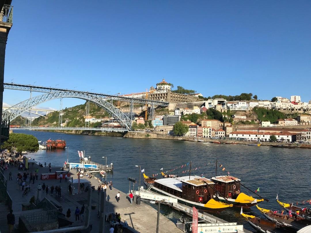 Flew British Air from London in the smallest seat allowed by international law, no way for the old man to sit without his knee sticking out in the aisle to be banged by the tea wagon. Two hours of suffering. Landed in Porto