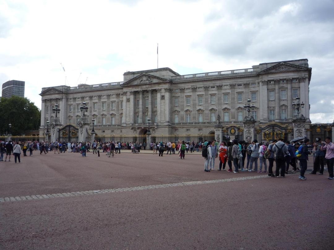 The Palace at a distance. There is the balcony in the center where the Royals can come to wave to their loyal subjects :o). This Royal residence has a mere 830,000 square feet to maintain!