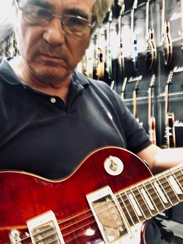 Trying out a Gibson/ Les Paul guitar. Sweet sound 🎸😎
