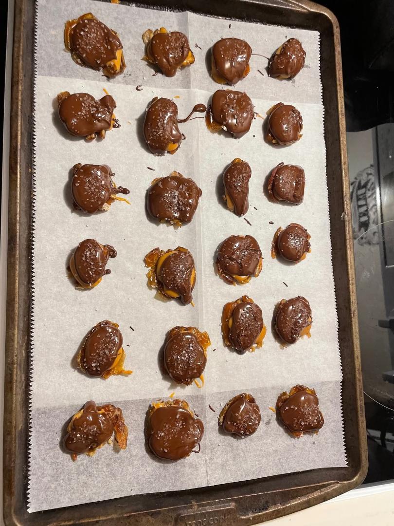 Inspiration from some dear Instagram friends. Date sweets (dates, peanut butter, chocolate and sea salt)