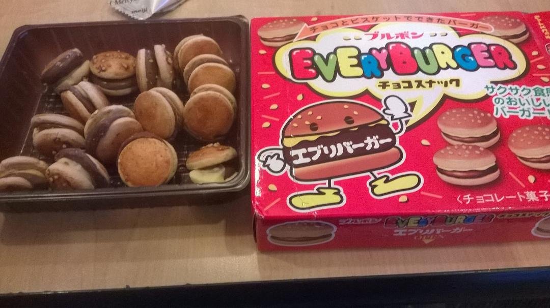 My lunchtime friend just gave me a little gift--candies made to look like little cheeseburgers. Cute and yummy!