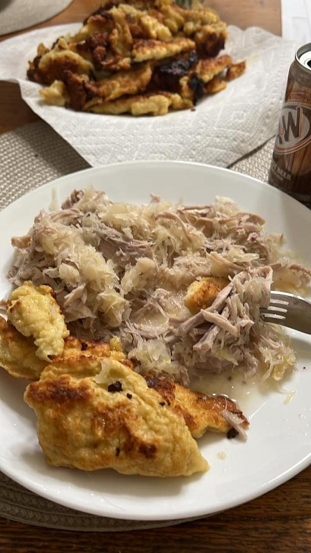Boiled pork roast, sour craut & fried egg dumplings. My dad’s favorite meal. 🥘