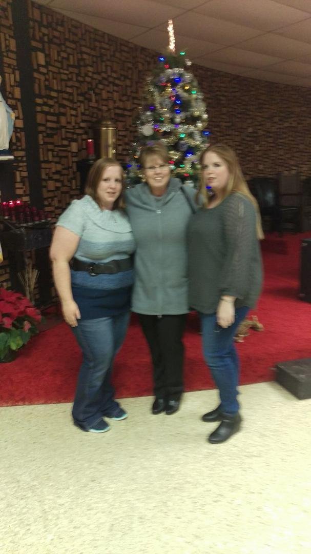 A wonderful Christmas Mass St St Jude's Catholic Church in Richland. A beautiful picture of my girls, they all look so wonderful. Love you.
