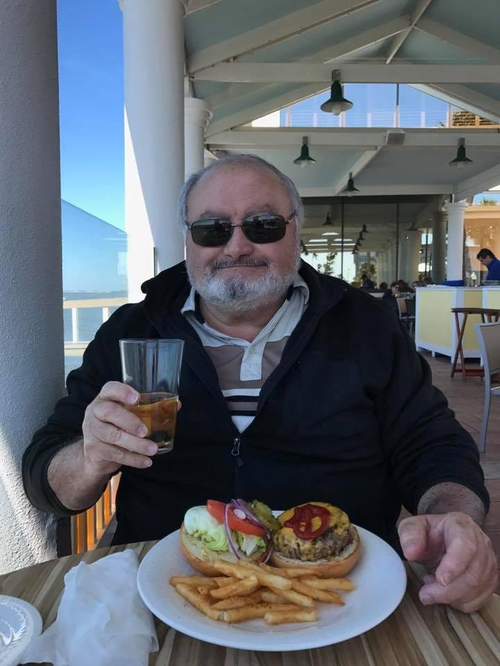 Having an Anniversary hamburger with my love❤️