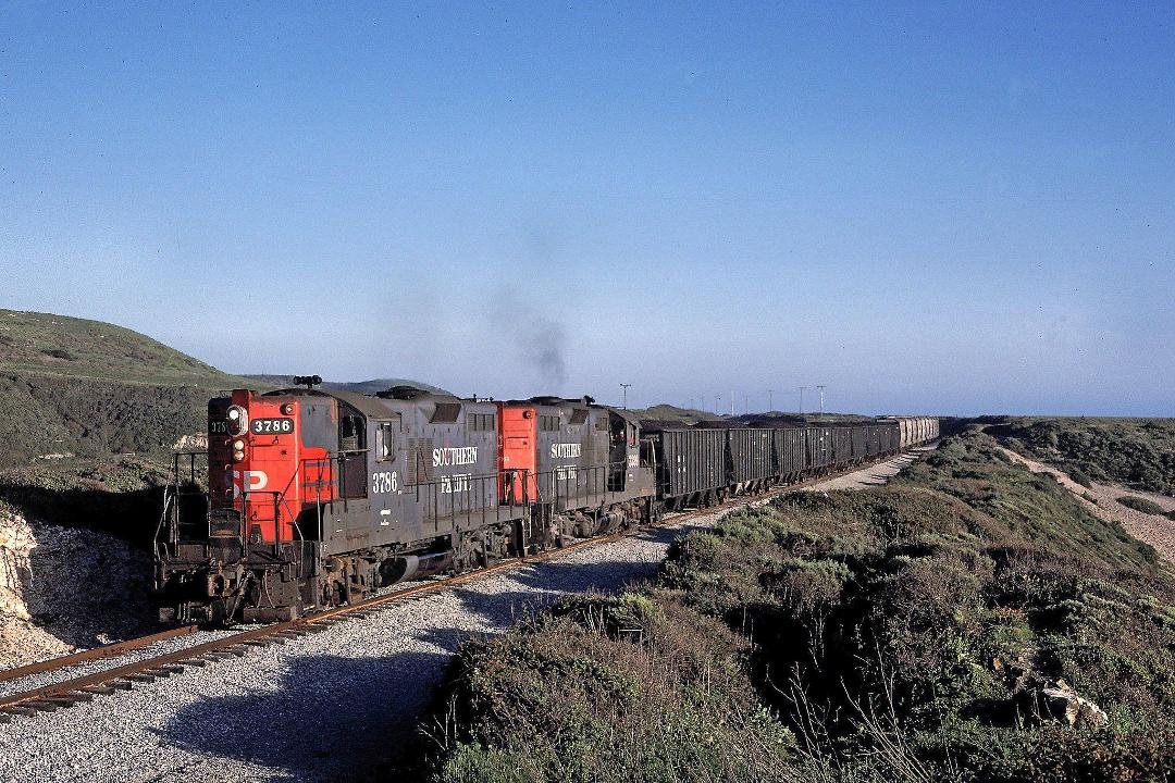 SP GP9's #3786 and #3399 are passing Bonnie Dune Beach on the way to Davenport in March of 1986.