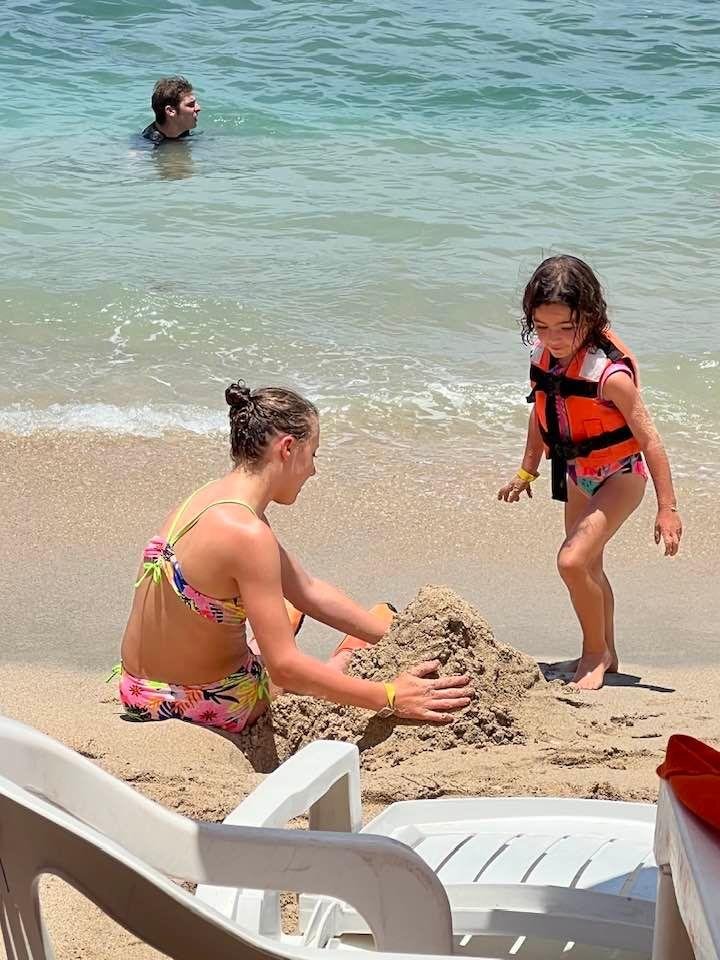 Little Josie playing with older cousin Mia in Mexico