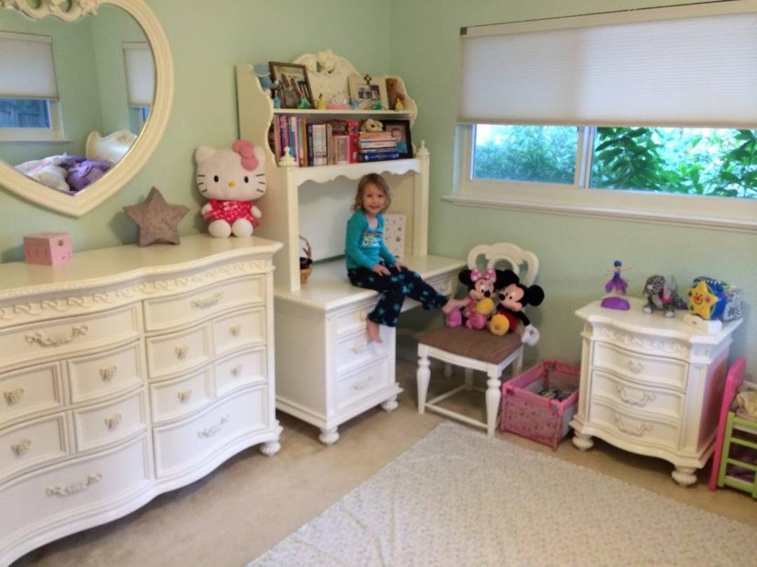 Bella's new Disney Princess bedroom set!