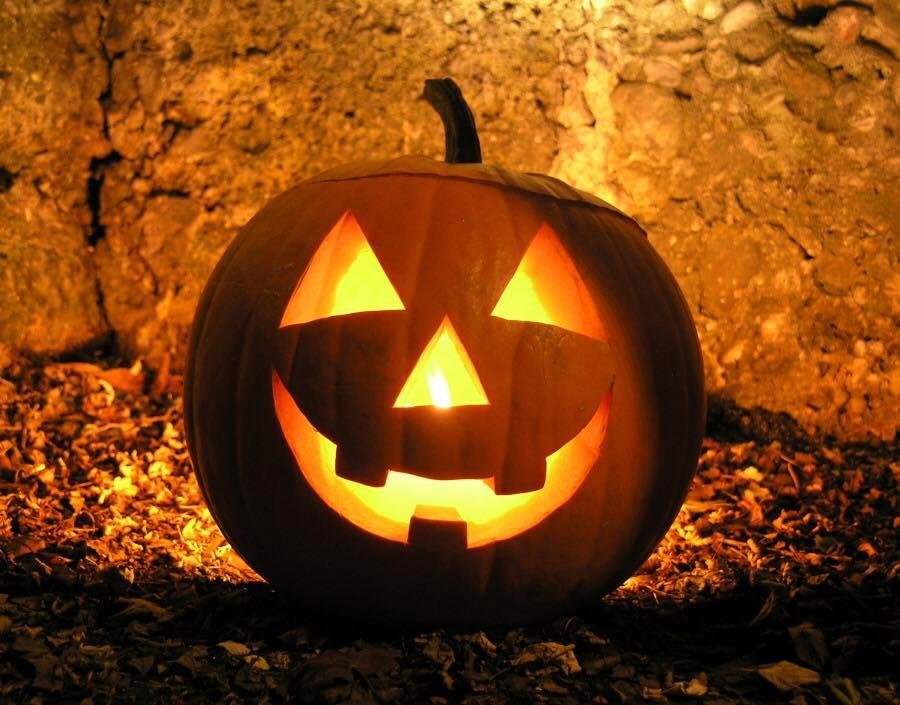 Yesterday while I was in the parking lot at The Willowbrook Mall I saw my first scary Jack O lantern. As I was walking to my car, a heavy set women was bent over putting packages in her trunk. Then a big wind blew her dress