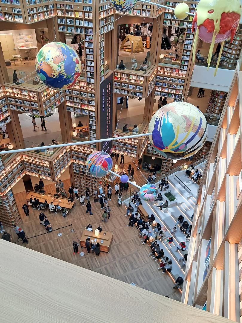 Had the most wonderful day, spent all with husband, we spent our Saturday visiting a new mall that houses the Suwon Public Library. The photo was taken from the seventh floor.