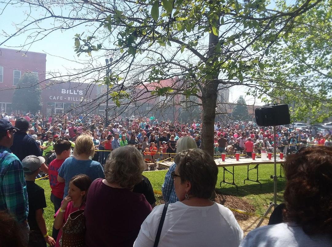 Spent the day at the Slawburger Festival in Fayetville, Tennessee. Great festival, very entertaining slawburger eating contest. Big crowd. This place does it right. Heading home, wife needs a nap. The slawdog was really goo