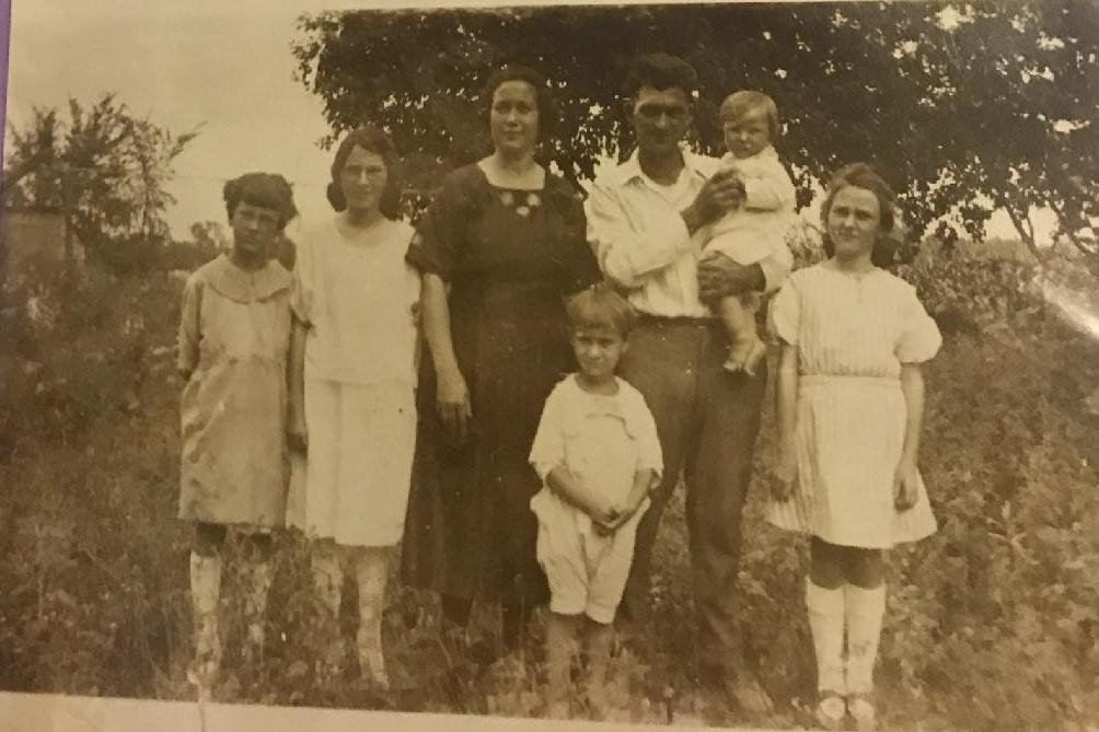 Howdy all! This is a picture of Gramma and Grampa Baker. My mom is the one on the right. Not sure who is who here but mom had 2 brothers, Dude and George, and 3 sisters Darlene, Sid and Irene. I would say this picture was t