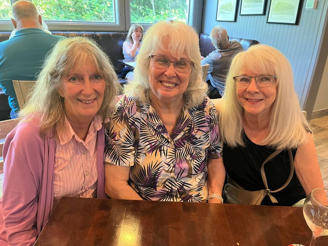 Went for diner with three good looking ladies at Station pub near guilford. Had “ribs” special. Had to eat fast as Monica had another diner date.🤣Lots of laughs with these three! And yes i can handle three at once.