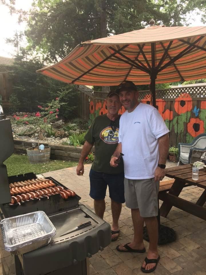 Two of my fave sons BBQIN on Labor Day!
3 tri tips, 24 chicken thighs, well and lots of sausages.
Nice family gathering. I love it 😍