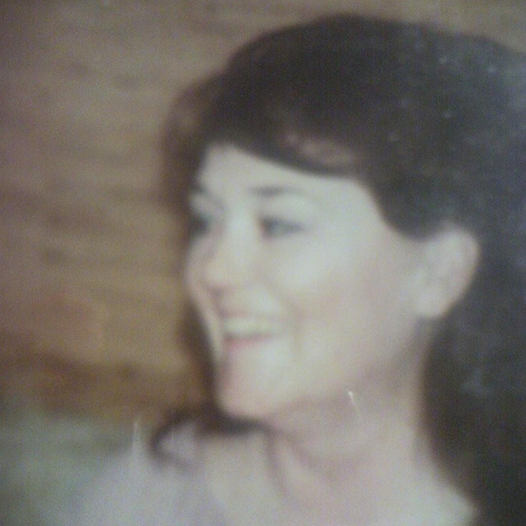 🌹🌹🌹 Happy Mother's Day! To those who only have memories may you find comfort in the hope of a heavenly reunion one day...and oh what a day that will be. To those who still have your mom, do not let this day pass without 