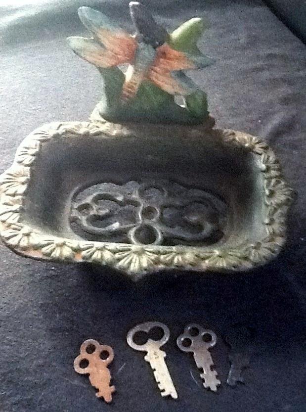 <3 these... i love and collect Dragonflies and Skeleton Keys, not the keys i really wanted but for only a dollar not bad also on the metal ornate soap dish with a dragonfly, couldn't beat the price ! Also bought some other