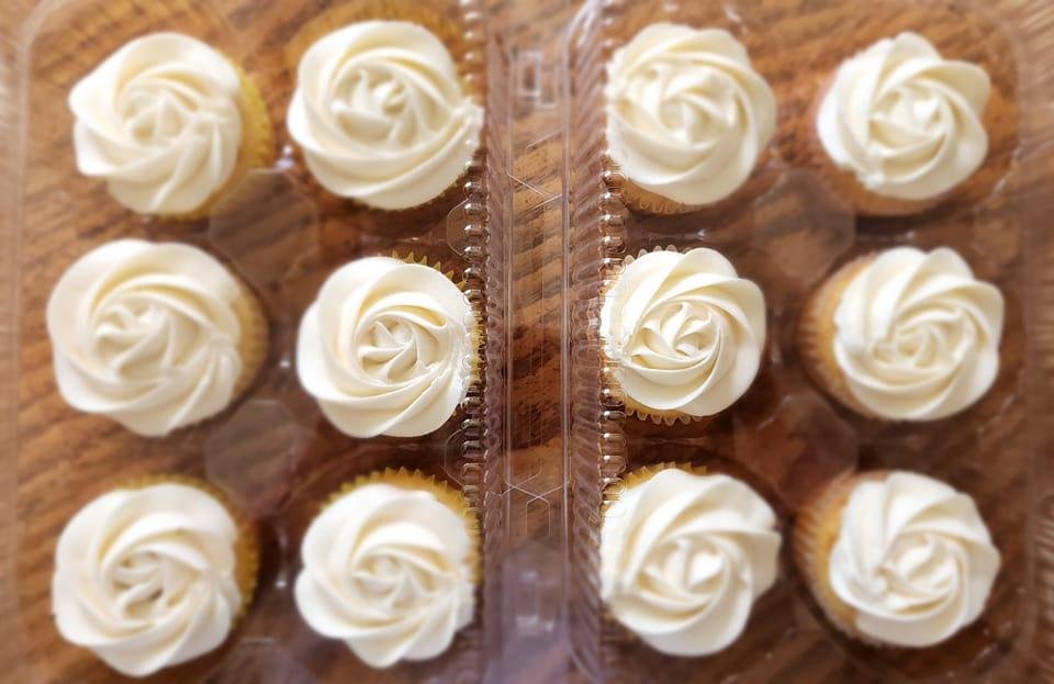 MADAGASCAR VANILLA CUPCAKES FOR SALE with MADAGASCAR VANILLA BUTTERCREAM
1 dozen $7.50
SOLD !!!