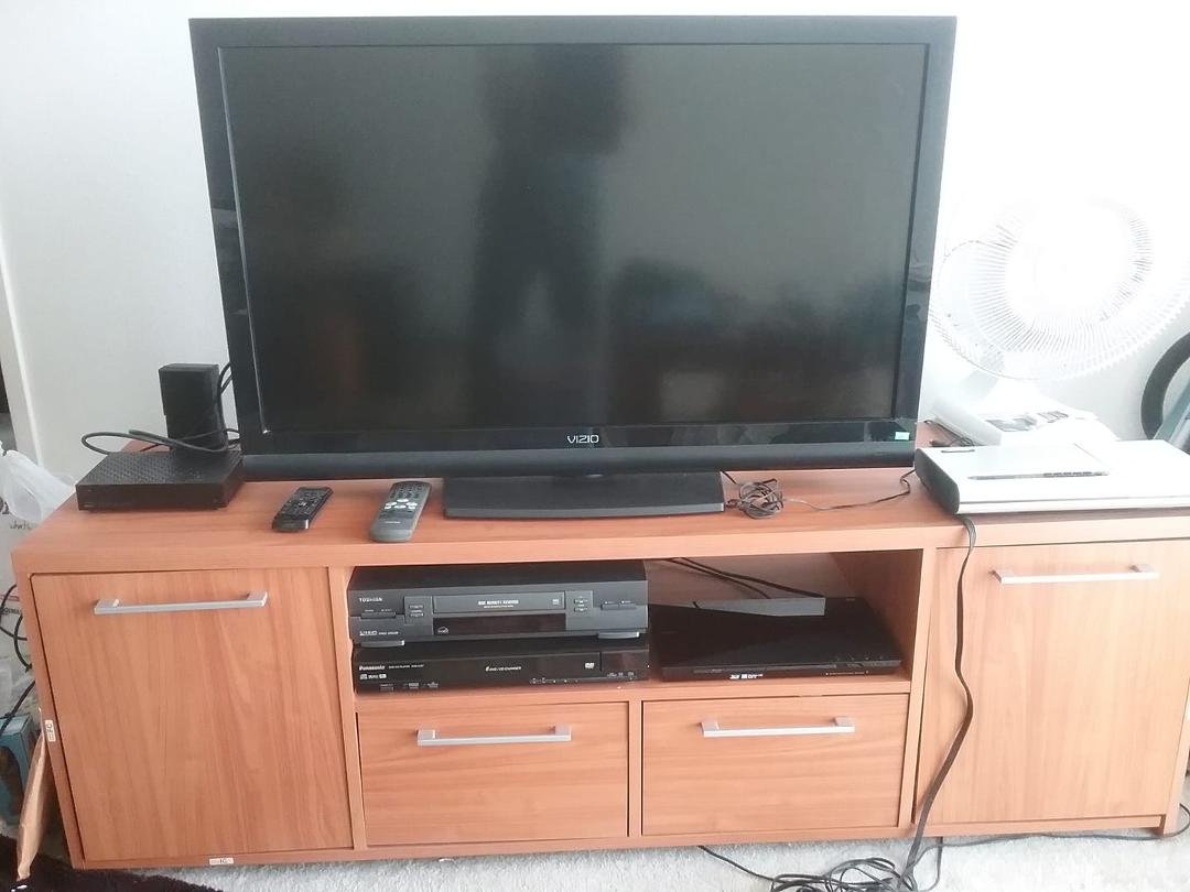 Visio 42 inch flat screen tv in good working condition.
