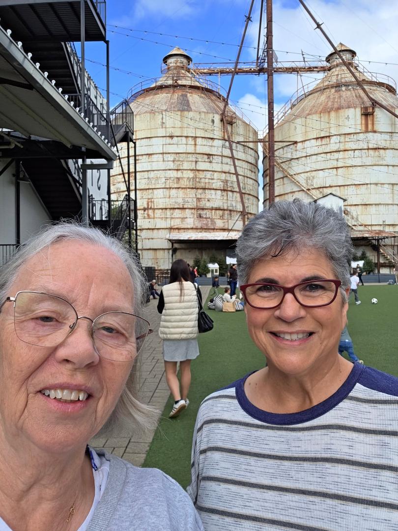 Jaunita brought me up to the Silos, in Waco Texas for an afternoon of shopping and looky-loses. I admit I didnt know how big Chip & Johannes shopping market is. What away to clean the cobwebbs out of your wallet!
Having a