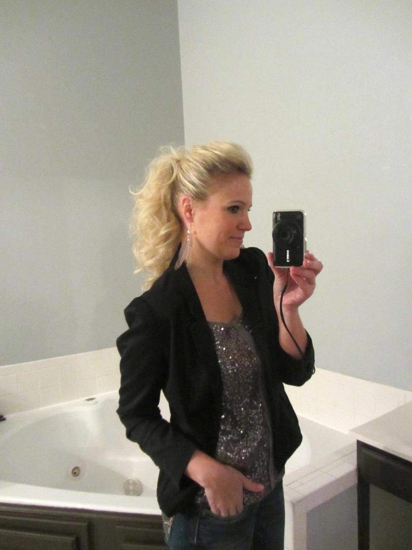 Nicole sporting her banana clip last nite