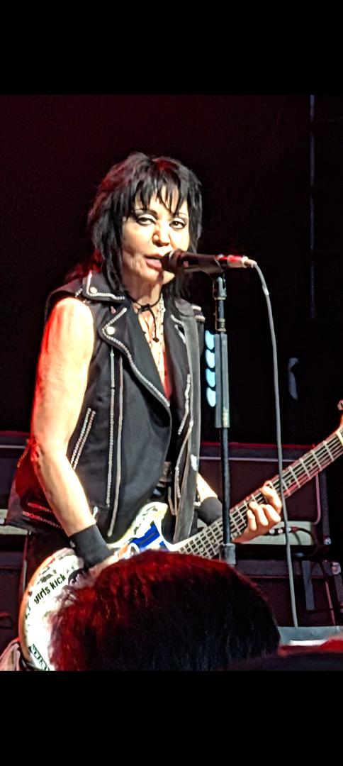 I looked at her and I think she looked back at me. Now I think it was Paul Elliott and Maurice Atwood singing behind me. She was like "what In the world is that noise. They were loud. 😁