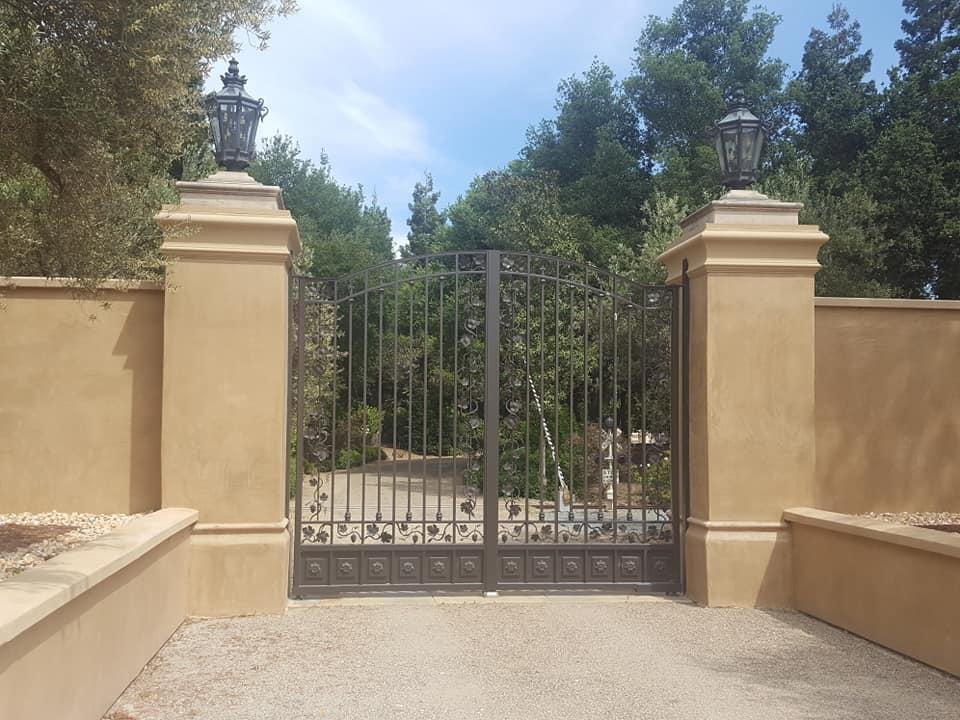 Then there are the neighbors with a 10 ft high by 300 ft solid wall fronting their estate, the owner has one of the largest trucking companies in the nation!