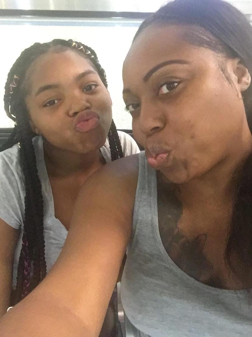 Got my Nahnie and we just waiting on her last bag and we out!!!🤩🤩🤩