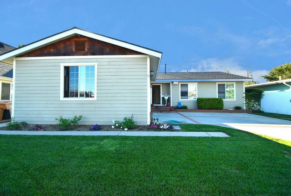 Beautiful Los Alamitos home in the highly coveted area of Rossmoor Highlands. Located in the award winning Los Alamitos school district including Rossmoor elementary, Oak middle and Los Alamitos high school. This home is a