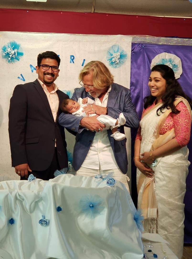 ...i still remember how! Beautiful family...
And so the adventure begins!
