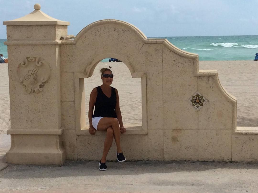 She finally made it to Hollywood (beach)!