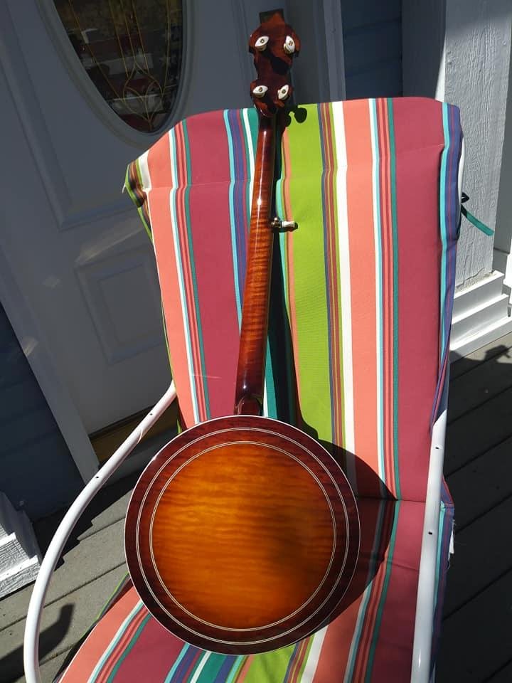 Beautiful Tiger-stripe Curly Maple neck and resonator (Gill) with dual WBW concentric rings.
