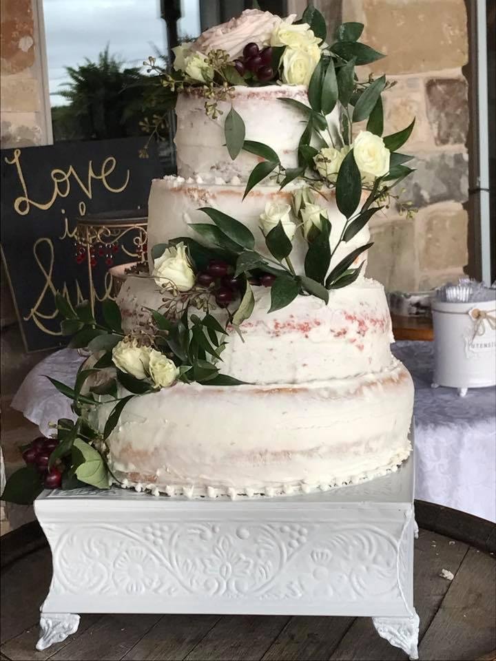 Here's a picture of the cake I did for my nephew's wedding. I think it turned out pretty good. 😊. Congratulations Louis Smith and his beautiful bride Lindsey Beck Smith! 😘