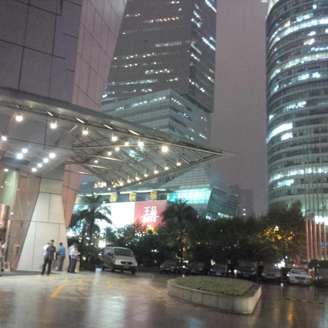 Just arrived in Shanghai; they say this is like the New York of China. We are going to explore for the next few days. So far it looks bigger, newer and more wealthy than New York. But perhaps that is the novelty. New Yo