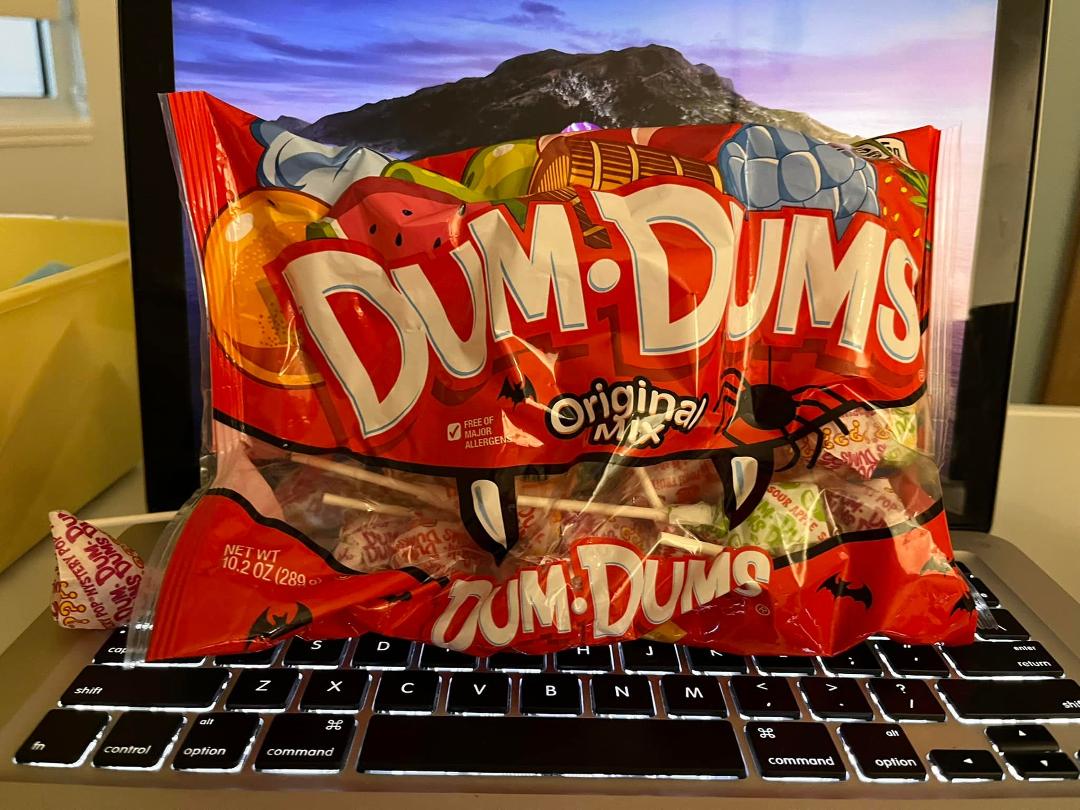 My friend brought me dum•dum’s Yay!!!