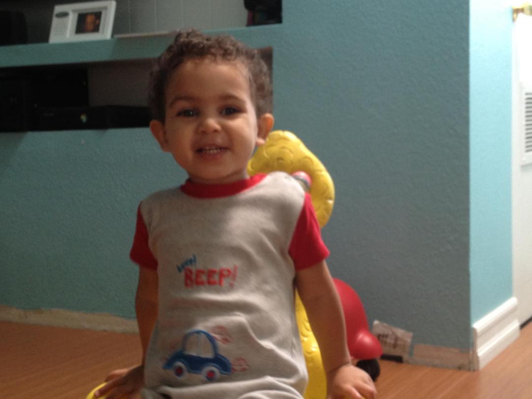 Kendon using his daddy's Big Bird chair. I love this kid so much! :)