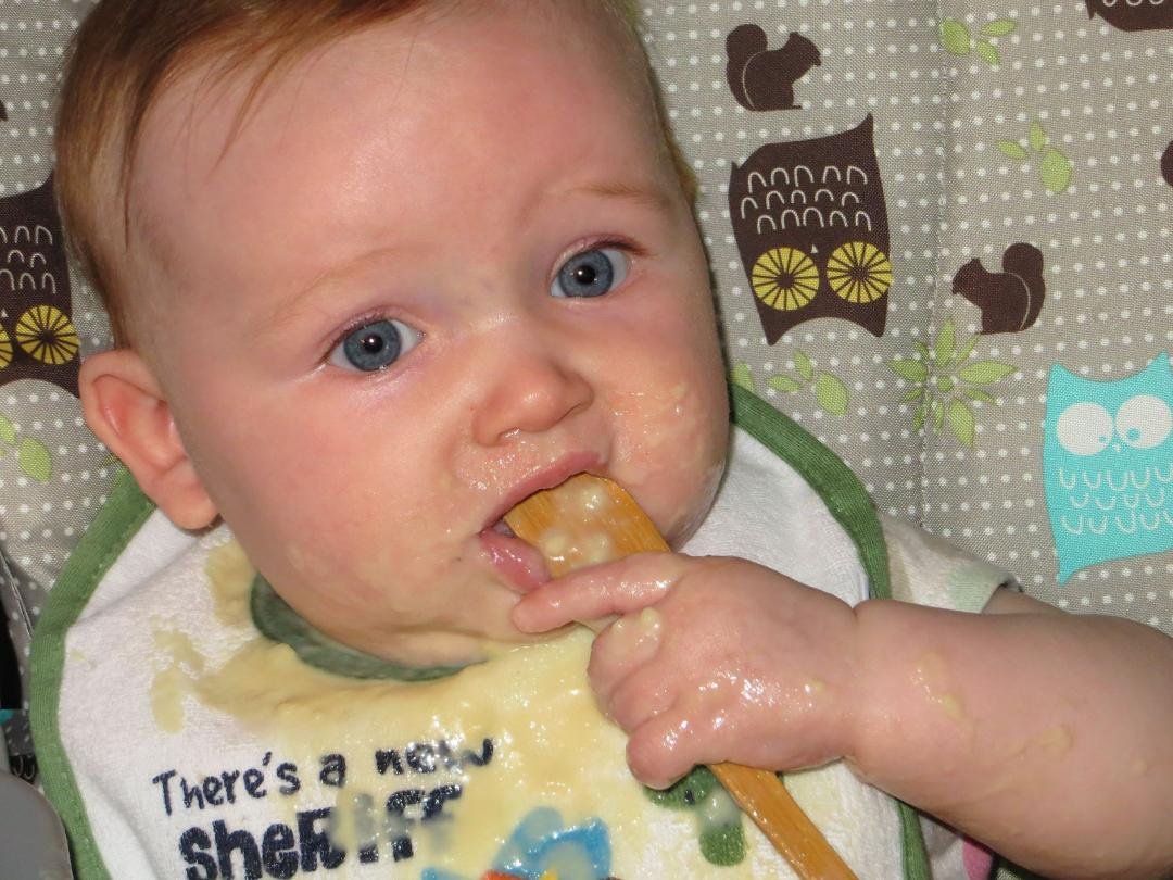 Hey Mom ! maybe you should control the spoon I cant seem to find my own mou
th !