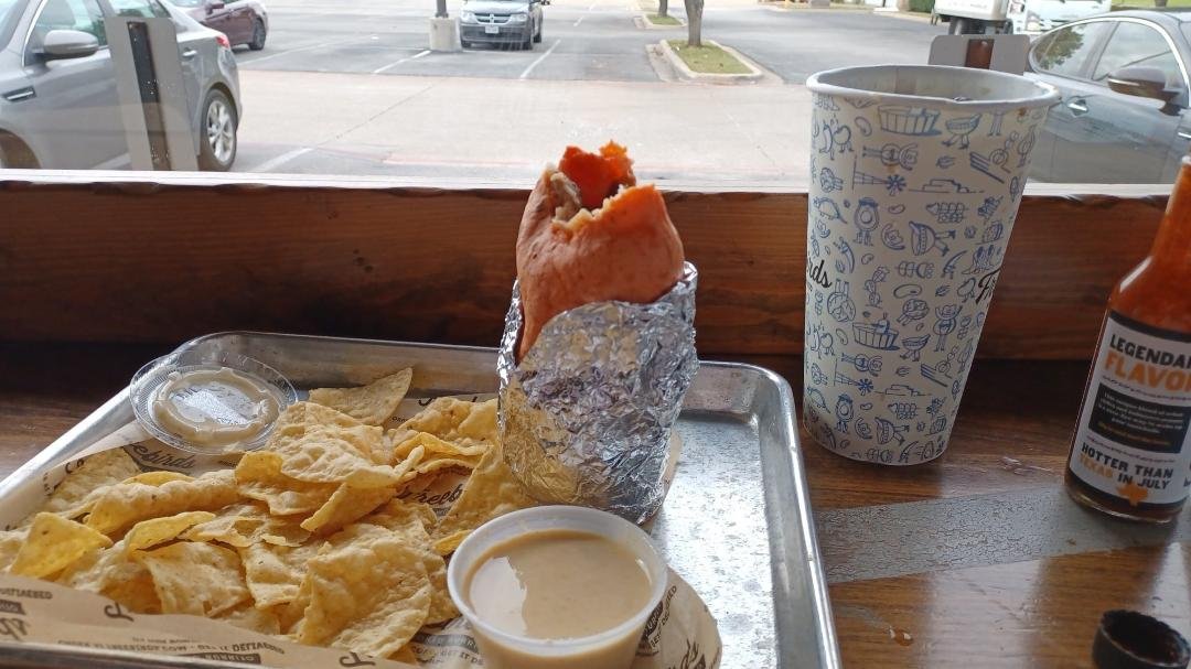 I don't usually have to scold my burrito so much, but this one refuses to stand. It'll be fun breaking it's wild spirit. Muwahahahaà