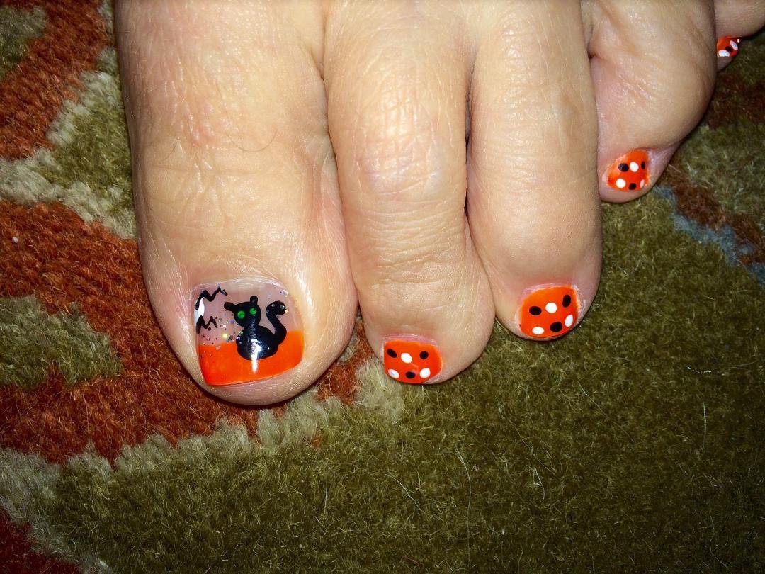 Almost forgot to post this. HAPPY HALLOWEEN!!!!!!🎃
PS CarolBuchanan rocks!! Great nail art.