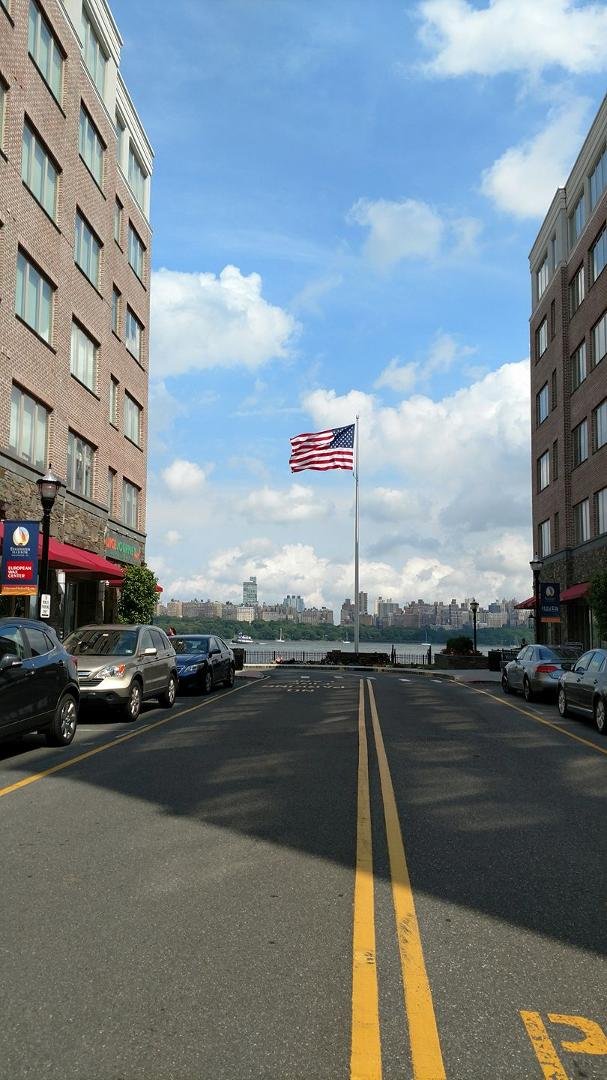 Beautiful sunny day with southerly winds in Edgewater, NJ overlooking Manhattan ⭐⭐!