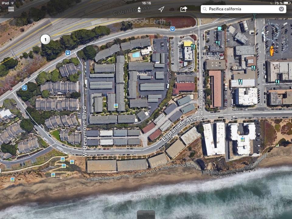 Les résidences en danger à Pacifica Californie d'une autre perspective. Pour les sauver il faudrait mettre un empattement en métal avec un filet pour pas que le sable s'échappe.