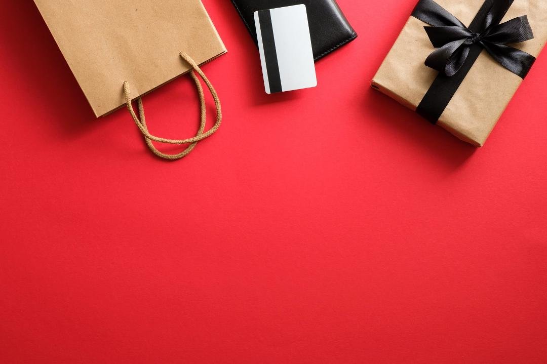 11de Diciembre. – Consejos para comprar tarjetas de regalo
La mayoría de los consumidores de EE.UU. comprarán una tarjeta de regalo para alguien esta temporada de fiestas. Aunque estos regalos son fáciles de dar y de obten