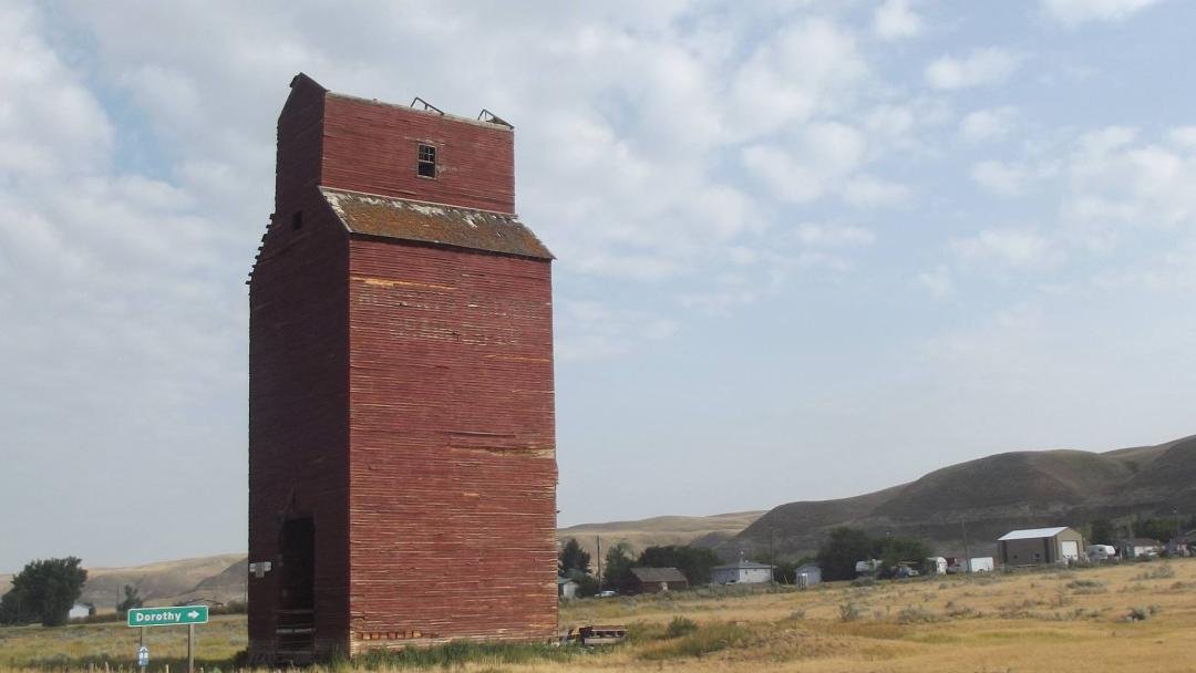 REFLECTIONS FROM THE HERMIT.. I SPENT SOME TIME WITH MY SISTER CORRIE AT HE,R HOME REMINISING, THERE ARE SO MANY FOND MEMORIES ON THAT PARCEL OF LAND GERRY BEING ATTACKED BY HIS TURKEY,AN HIS OUT HOUSE . THE BARN BUILDING