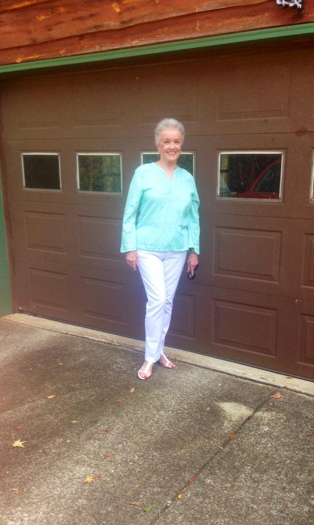 These photos were taken today at Coley & Peggys house.
We were getting ready to go to lunch together.
