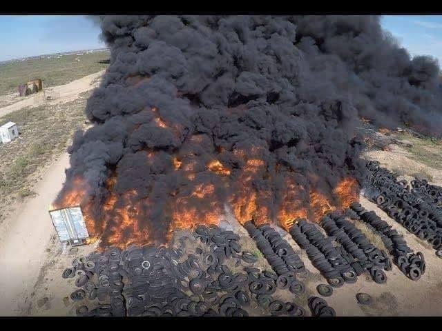 Ofir Gendelman
✔
@ofirgendelman
Hamas will try this Friday to torch the border fence w/ Israel w/ thousands of tires.
This will burn down Palestinian fields near the border & the heavy smoke, toxins & pollution will cause