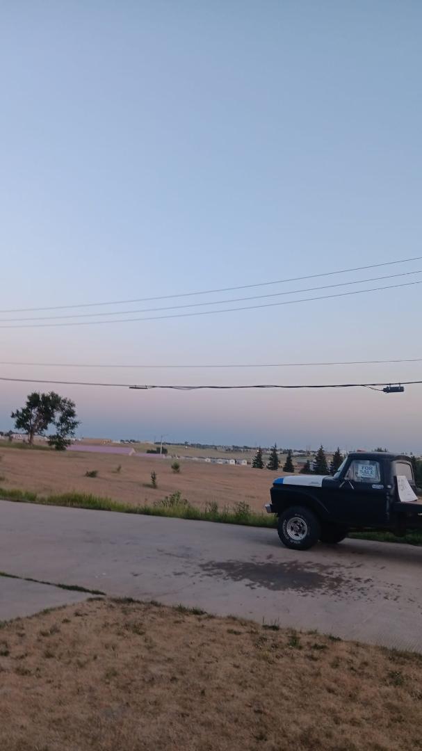 What a pretty sky, but it's soo lonely.