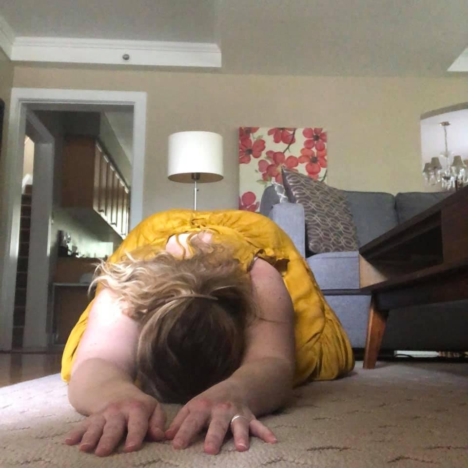 Mid-morning stretch. One of the benefits of remote working. 🙏🏻

I wonder how my office mate would react if I did this I'm our office at the college. 🤣