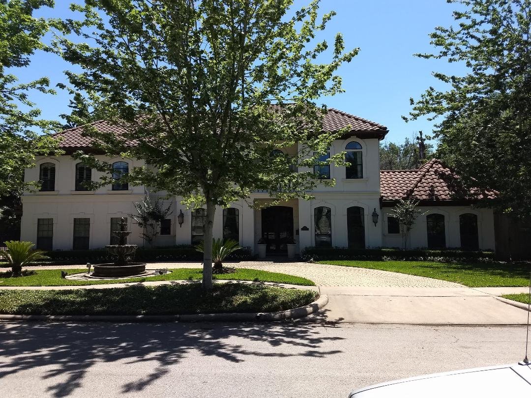 Jeff Erwin, I thought you might want to see what your old house on Magnolia at Avenue A looks like now. Something seems different about though. Maybe it's the tree they planted out front.