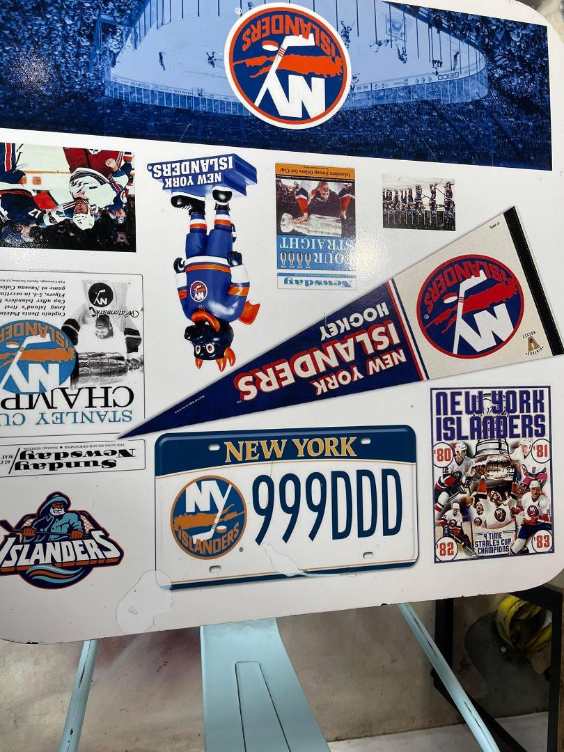 In the local n y bagel shop N/T Katie’s, each table done in. Different NY theme. This is the NY Islanders table.