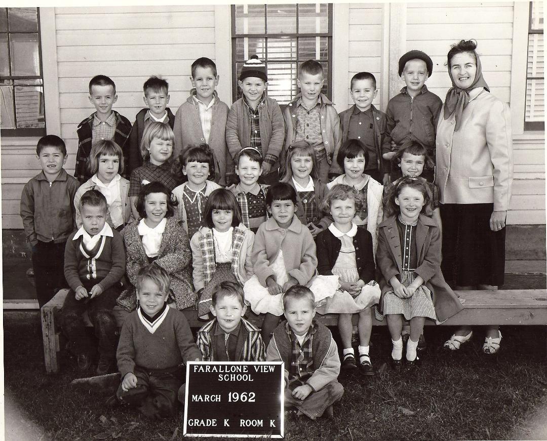1962 Grade "K" Mrs. Ross's class ....... I'm the "goober" on the far left !!! ??? took awhile before I made some friends !!! :)
